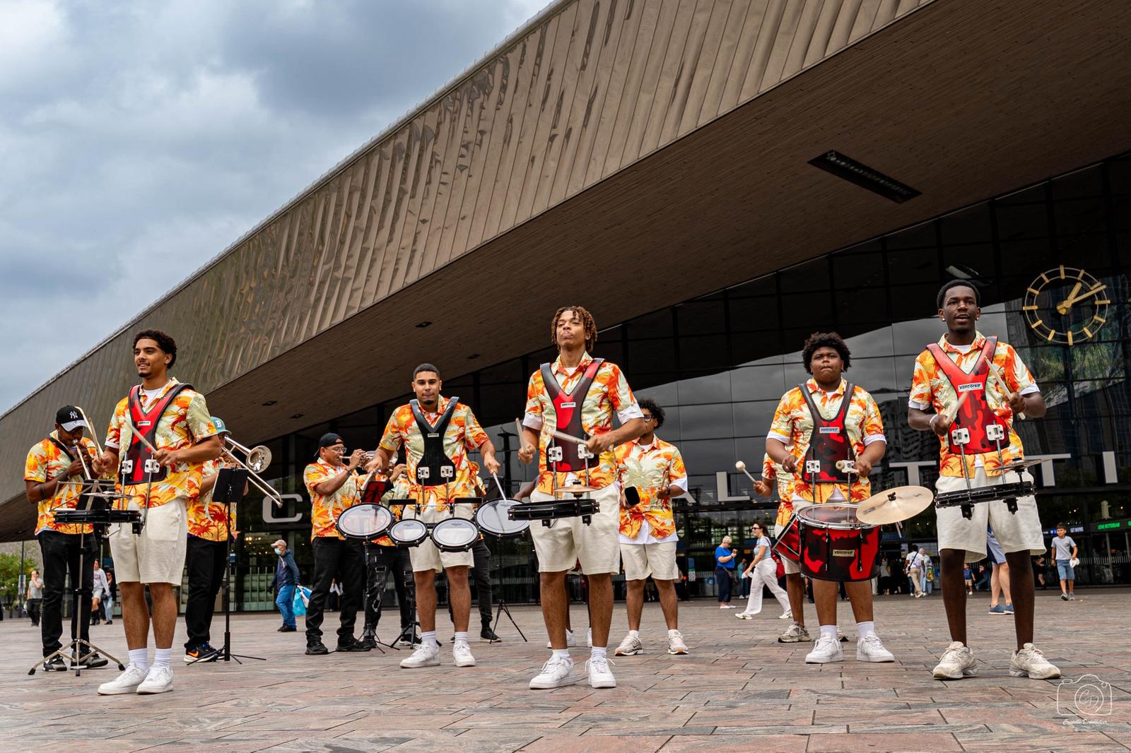 Five Star Brassband formatie bij Rotterdam Centraal